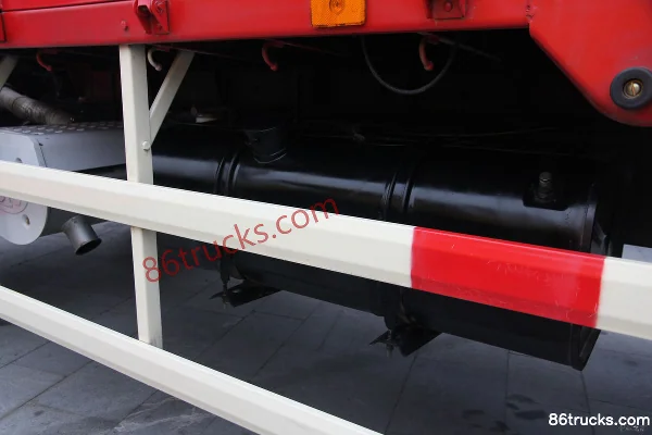FAW Jiefang Hanwei J5M camion lourd 180 ch 4X4(6 roues) porteur à ridelles cabine avec couchette (3) | 86Trucks