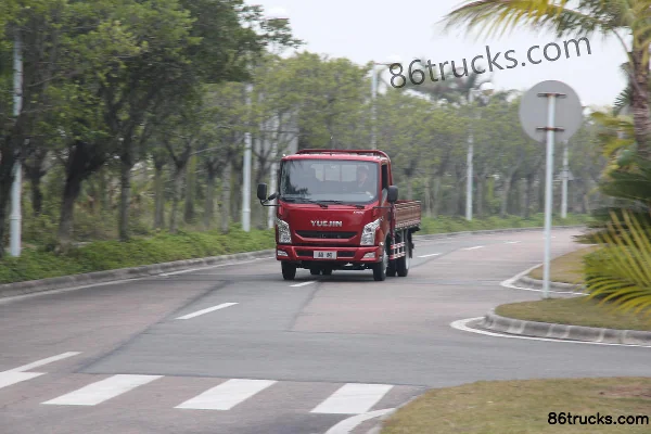 Yuejin Chaoyue C300 145 hp 4X2(6 wheels) 4.155m single-row cab flatbed light truck Exterior (3) | 86Trucks