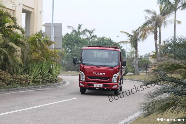 Yuejin Chaoyue C300 145 hp 4X2(6 wheels) 4.155m single-row cab flatbed light truck Exterior (2) | 86Trucks