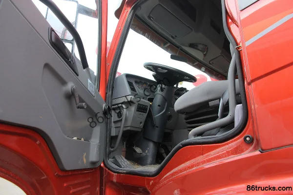 FAW Jiefang Qingdao Tu V heavy truck 310 hp 6X2(8 wheels) tractor truck Cab (1) | 86Trucks