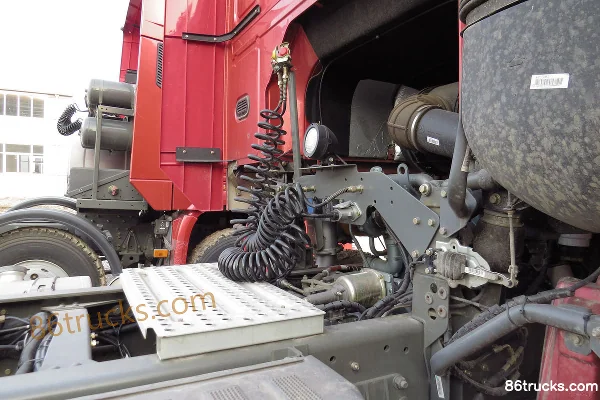 Sinotruk HOWO 336 hp 6X2(8 wheels) Tractor Truck Chassis (3) | 86Trucks