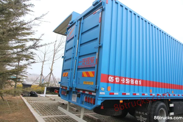 FAW Jiefang Qingdao Hanwei (J5M) camion lourd, 220 ch, 6X2(8 roues) , camion porteur à fourgon de 9,5 m avec cabine couchette Châssis (1)