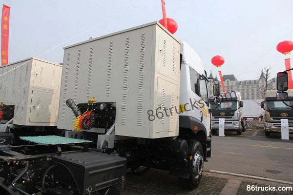 FAW Jiefang Xin Hanwei J5M heavy truck 300 hp 4X2(6 wheels) LNG tractor truck Chassis (1) | 86Trucks