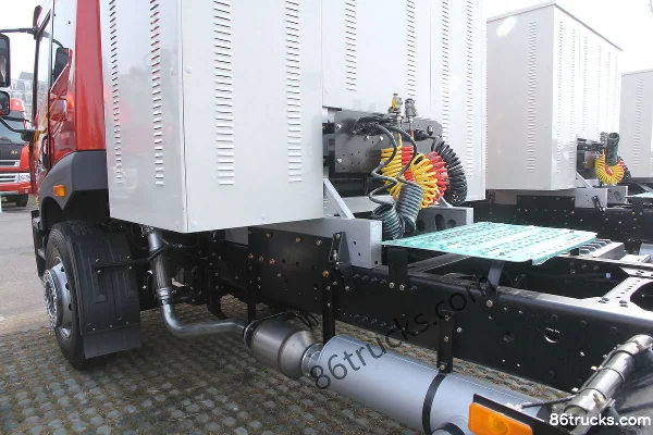FAW Jiefang Qingdao Xinhanwei J5M camion lourd 336 ch 6X4(10 roues) tracteur routier LNG (type composite) Châssis (1) | 86Trucks