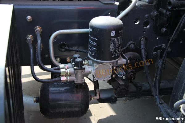 Dongfeng Commercial Vehicle Tianlong heavy truck 375hp 6X4(10 wheels) tractor truck Chassis (3) | 86Trucks
