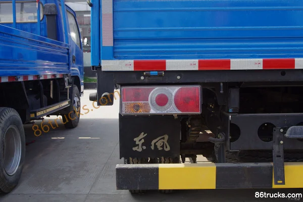 Dongfeng Duolika D7 120hp 4X2(6 wheels) 5.1m single-row stake light truck Chassis (3) | 86Trucks