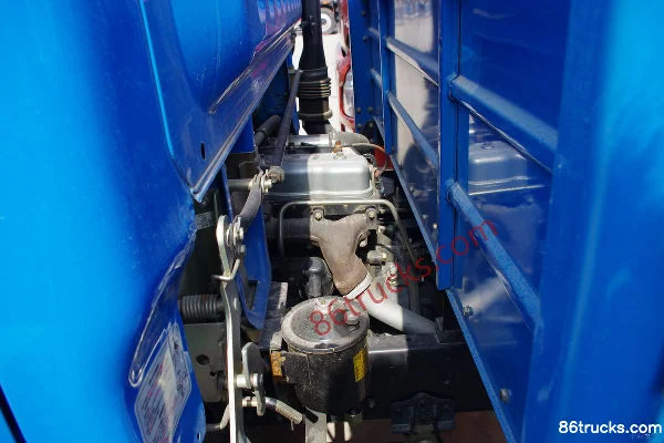 Dongfeng Duolika D7 120hp 4X2(6 wheels) 5.1m single-row stake light truck Chassis (1) | 86Trucks