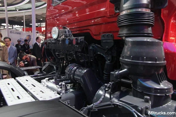 Dongfeng Commercial Vehicle Tianlong heavy truck 340 hp 6X2(8 wheels) tractor truck Chassis (3) | 86Trucks