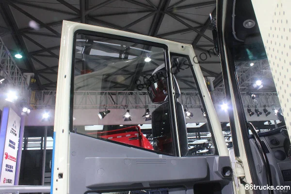 SAIC Hongyan Genlyon 400hp 8X4(12 wheels) Garbage Truck (China IV) Cab (3) | 86Trucks