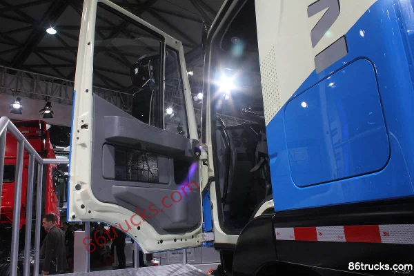 SAIC Hongyan Genlyon 400hp 8X4(12 wheels) Garbage Truck (China IV) Cab (1) | 86Trucks