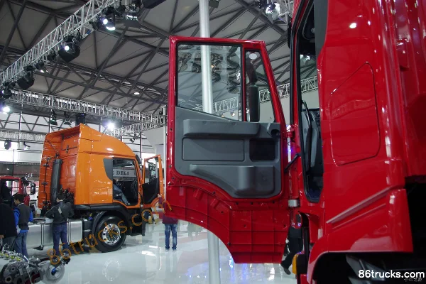 Hongyan Genlyon 682 camion lourd 340 ch 6X4(10 roues) tracteur routier (version export IVECO) Cabine (1) | 86Trucks