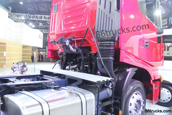 Hongyan Genlyon 682 camion lourd 340 ch 6X4(10 roues) tracteur routier (version export IVECO) Châssis (3) | 86Trucks
