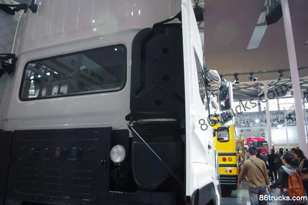 Dongfeng Commercial Vehicle Tianlong Heavy Truck 400hp 6X4(10 wheels) tractor truck Chassis (1) | 86Trucks