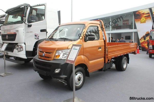 Sinotruk Wangpai série 7 62 ch 4X2(6 roues) empattement 3050 3,1 m camion léger plateau à ridelles monoplace Extérieur (2) | 86Trucks