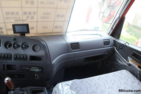 Dongfeng Longteng camion porteur 230 ch 6X2(8 roues) 9,6 m LNG à ridelles Cabine (3) | 86Trucks