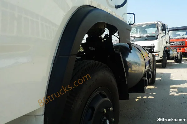 Dongfeng Longju 115 hp 4X2(6 wheels) 3.8m LNG single row flatbed light truck Chassis (2) | 86Trucks