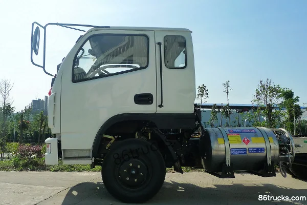 Dongfeng Longju 115 hp 4X2(6 wheels) 3.8m LNG single row flatbed light truck Exterior (3) | 86Trucks