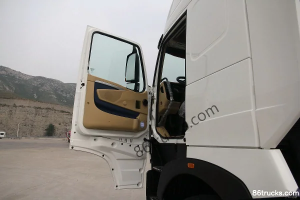 Sinotruk HOWO T7H heavy truck 400 hp 6X4(10 wheels) tractor truck Cab (1) | 86Trucks