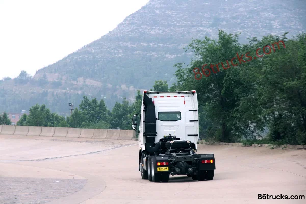Sinotruk HOWO T7H heavy truck 400 hp 6X4(10 wheels) tractor truck Exterior (3) | 86Trucks