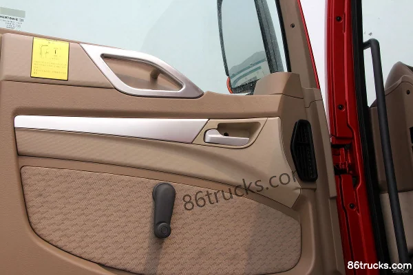 Sinotruk HOWO T5G heavy truck 340hp 6X4(10 wheels) tractor truck (ZZ4257N324GC1/N2V7) Cab (3) | 86Trucks