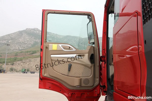 Sinotruk HOWO T5G heavy truck 340hp 6X4(10 wheels) tractor truck (ZZ4257N324GC1/N2V7) Cab (2) | 86Trucks