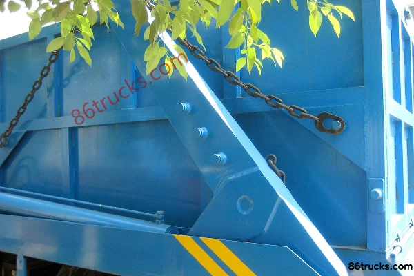 Dongfeng 140 Series 140hp 4X2(6 wheels) Garbage Truck (Hongyu Brand) Cab (2) | 86Trucks