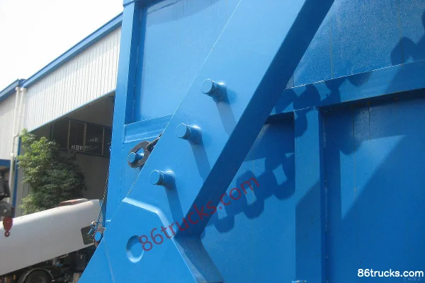Dongfeng 140 Series 140hp 4X2(6 wheels) Garbage Truck (Hongyu Brand) Cab (1) | 86Trucks