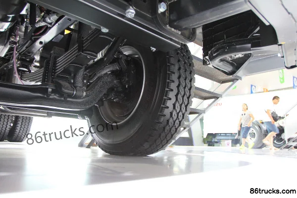 Qingling Isuzu VC46 poids lourd 350 ch 6X4(10 roues) tracteur routier (avec déflecteur) Châssis (2) | 86Trucks