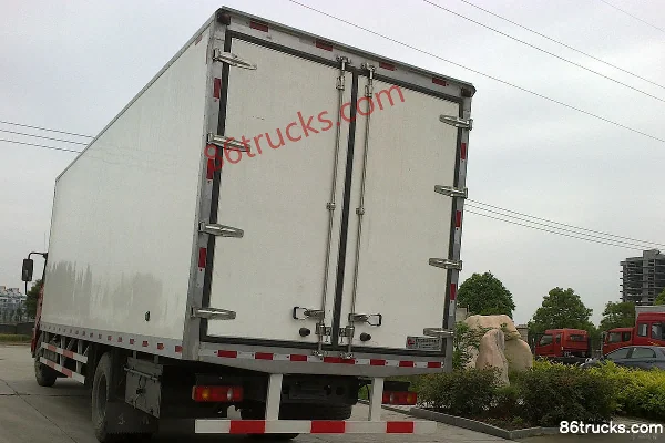 Dongfeng Tianjin 180 hp 4X2(6 wheels) Refrigerated Truck (Xiangfan Xinzhongchang - Zhongchang Brand) Cab (3) | 86Trucks