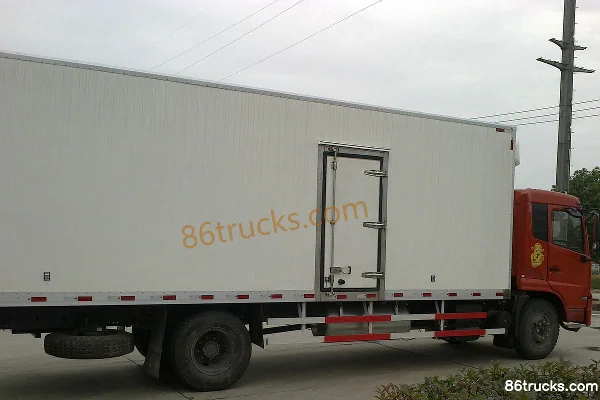 Dongfeng Tianjin 180 hp 4X2(6 wheels) Refrigerated Truck (Xiangfan Xinzhongchang - Zhongchang Brand) Cab (2) | 86Trucks