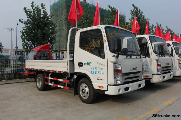 JAC Shuailing K250 109 hp 4X2(6 wheels) 3.2m Single Row Flatbed Light Truck Exterior (2) | 86Trucks
