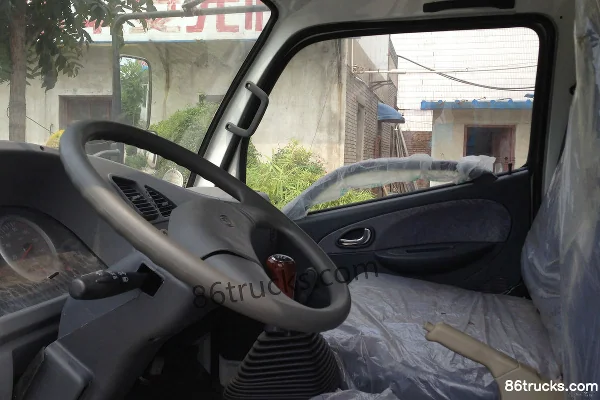 Dongfeng Longju 107 hp 4X2(6 wheels) 4.2m CNG Single Row Box Light Truck Cab (1) | 86Trucks