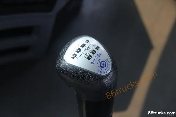 FAW Jiefang Qingdao TianV poids lourd 375 ch 6X2(8 roues) tracteur routier (double réservoir) Cabine (3) | 86Trucks