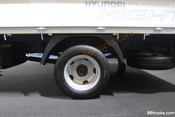 Sichuan Hyundai Mighty 160hp 4X2(6 wheels) 4.4m Single Row Flatbed Light Truck Chassis (2) | 86Trucks