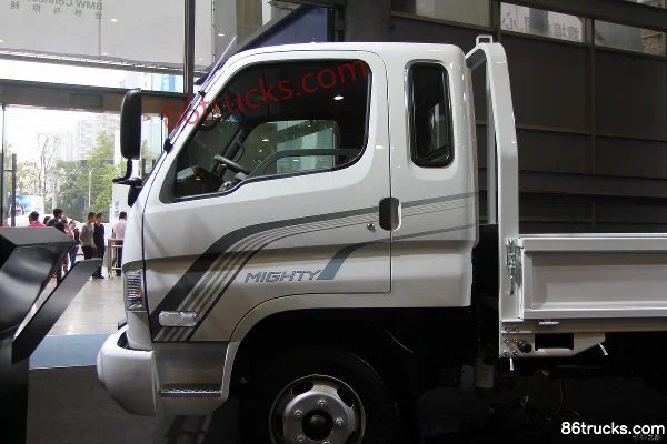 Sichuan Hyundai Mighty 160hp 4X2(6 wheels) 4.4m Single Row Flatbed Light Truck Exterior (3) | 86Trucks