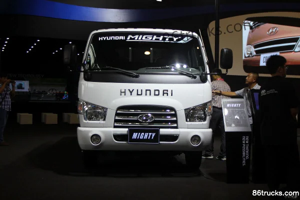 Sichuan Hyundai Mighty 160hp 4X2(6 wheels) 4.4m Single Row Flatbed Light Truck Exterior (2) | 86Trucks