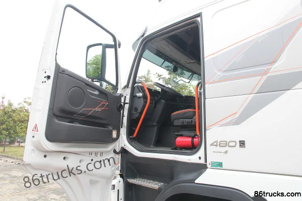 Volvo FH Heavy Truck 480hp 6X2(8 wheels) Tractor Truck (Time Machine Limited Edition) Cab (1) | 86Trucks