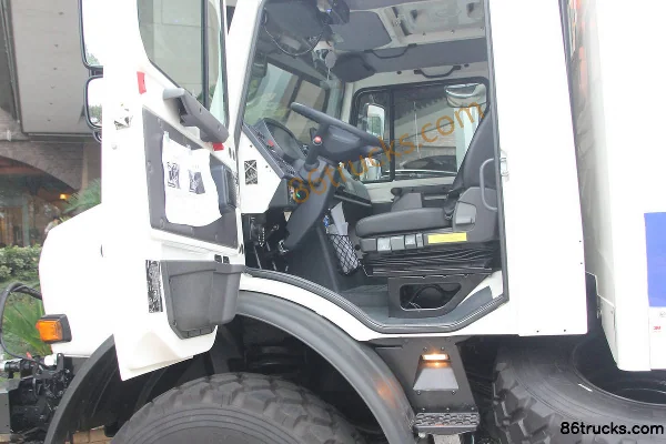 Mercedes-Benz Unimog Series 220hp 4X4(6 wheels) Off-road Ambulance (Model U4000) Cab (3) | 86Trucks