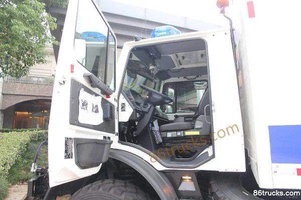 Mercedes-Benz Unimog Series 220hp 4X4(6 wheels) Off-road Ambulance (Model U4000) Cab (2) | 86Trucks