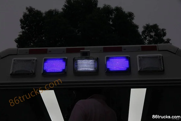Mercedes-Benz Unimog Series 220hp 4X4(6 wheels) Off-road Ambulance (Model U4000) Body (3) | 86Trucks