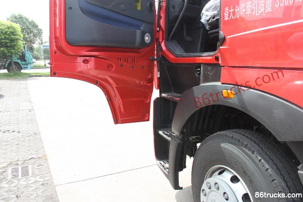 Sinotruk HOWO T7H Heavy Truck 320 hp 4X2(6 wheels) Tractor Truck Cab (2) | 86Trucks