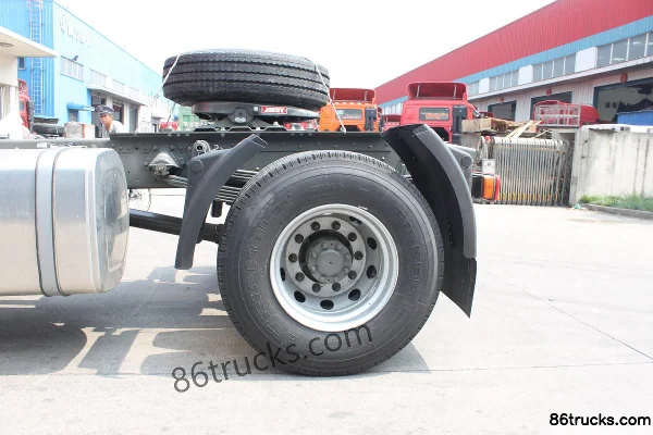 Sinotruk HOWO heavy truck 380 hp 4X2(6 wheels) tractor truck Chassis (2) | 86Trucks