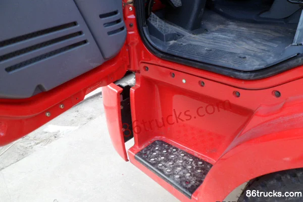 FAW Jiefang J6L medium truck Linghang Edition 180 hp 4X2(6 wheels) 6.8m half-row stake truck Cab (2) | 86Trucks
