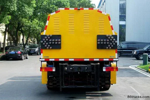 Dongfeng Commercial Vehicle Tianjin 170 hp 4X2(6 wheels) Snow Removal Truck (Zoomlion) Exterior (2) | 86Trucks