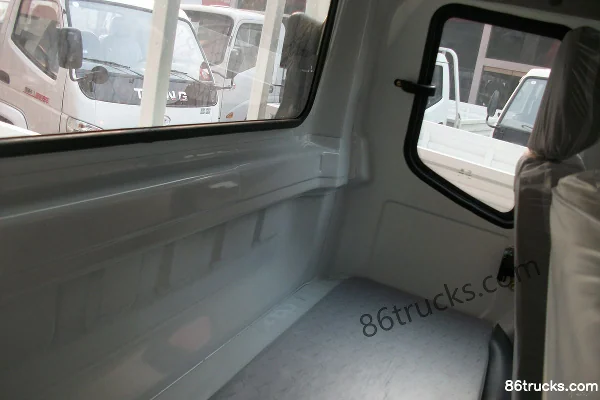Tangjun Ouling Jinlika 95 hp 4X2(6 wheels) 3.7m single-row flatbed light truck Cab (1) | 86Trucks