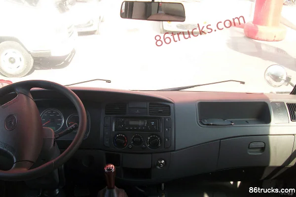 Tangjun Ouling Jinlika 95 hp 4X2(6 wheels) 3.3m double-row flatbed light truck Cab (2) | 86Trucks