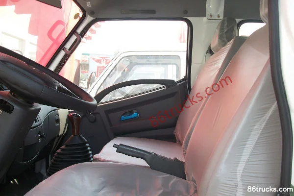 Tangjun Ouling Jinlika 95 hp 4X2(6 wheels) 3.3m double-row flatbed light truck Cab (1) | 86Trucks
