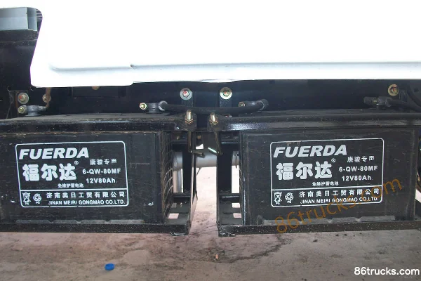 Tangjun Ouling Jinlika 95 hp 4X2(6 wheels) 3.3m double-row flatbed light truck Chassis (1) | 86Trucks