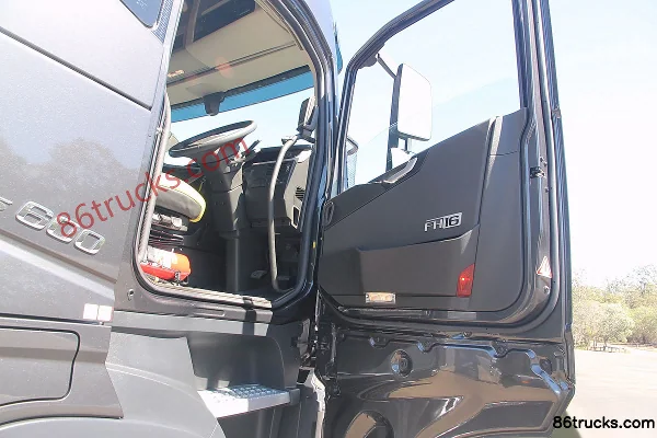 Volvo nouveau FH16 camion lourd 600 ch 6X4(10 roues) tracteur routier (version Australie avec remorque complète à trois essieux) Cabine (2)