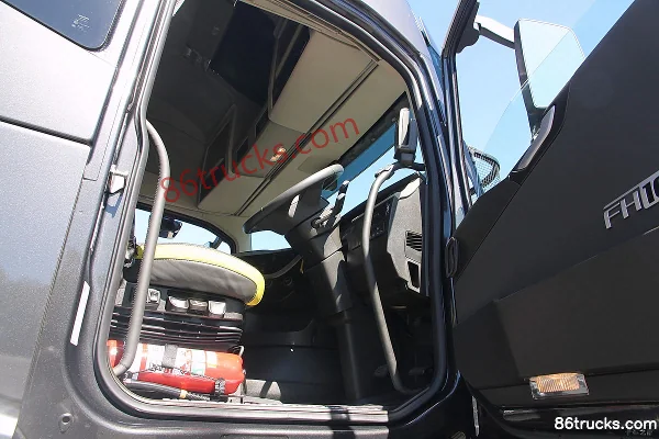 Volvo nouveau FH16 camion lourd 600 ch 6X4(10 roues) tracteur routier (version Australie avec remorque complète à trois essieux) Cabine (1)